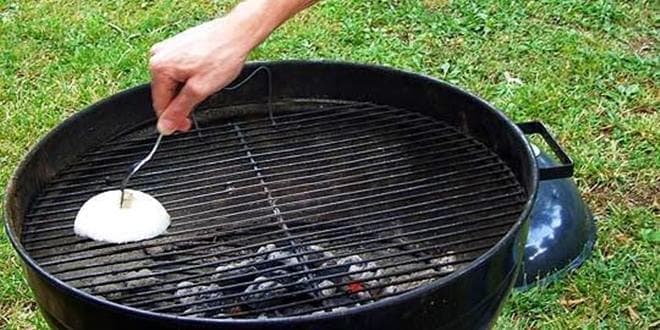 Πέρασμα της σχάρας σε μια ψησταριά με ένα κρεμμύδι - Πώς να κάνετε την σχάρα αντικολλητική | Howto DIY