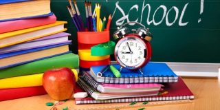 Σχολική τάξη (βιβλία - τετράδια) κλειστή για τις Διακοπές του Πάσχα. Σύντομα όμως θα ανοίξουν ξανά...