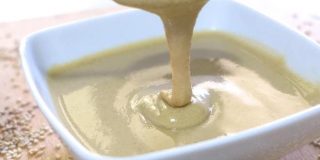 Ταχίνι σε μπολ (λιπαρή πάστα από ψημένο, τριμμένο, ξεφλουδισμένο σουσάμι). Σησαμόπολτος σύμμαχος της νηστείας και διατροφής