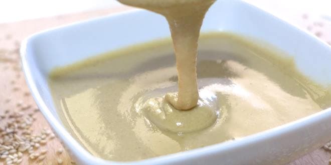 Ταχίνι σε μπολ (λιπαρή πάστα από ψημένο, τριμμένο, ξεφλουδισμένο σουσάμι). Σησαμόπολτος σύμμαχος της νηστείας και διατροφής