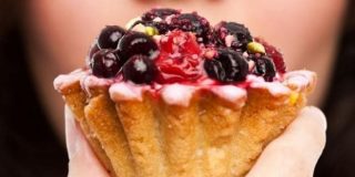 Ταρτάκι με βύσινο και σιρόπι γεμάτο ζάχαρι παρά τις συστάσεις για μείωση της στην διατροφή μας