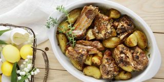 Αρνάκι με φρέσκια ρίγανη και πατάτες στο φούρνο σερβιρισμένο σε πιατέλα