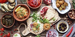 Ελιές, ξηροί καρποί, λαχανικά, ντοματάκια, μυρωδικά, τυρί, ντάκος, ντολμαδάκια - Ελληνική Μεσογειακή Κουζίνα