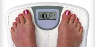 Γυναίκα στην ζυγαριά που γράφει «HELP» ... λογικο αφού δεν γνωρίζει τα μυστικά των αδύνατων ανθρώπων σε δίαιτα και διατροφή