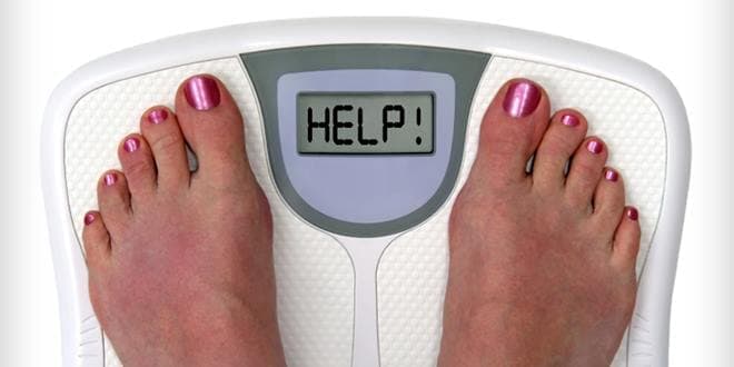 Γυναίκα στην ζυγαριά που γράφει «HELP» ... λογικο αφού δεν γνωρίζει τα μυστικά των αδύνατων ανθρώπων σε δίαιτα και διατροφή