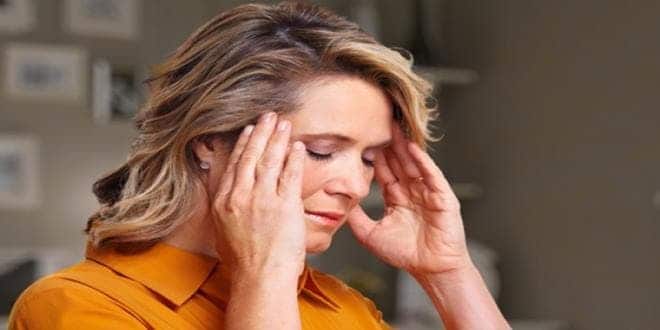 Γυναίκα που υποφέρει από ορθοστατική υπόταση αφού έχει ζαλάδες όταν σηκώνεται απότομα και χαμηλή αρτηριακή πίεση