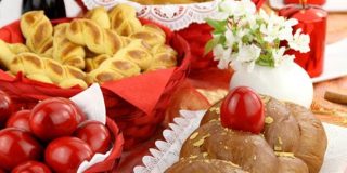 Πάσχα και στρωμένο Πασχαλινό τραπέζι με κόκκινα αυγά, κουλουράκια, πασχαλινό τσουρέκι.