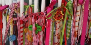 Πάσχα και κρεμασμένες άσπρες Πασχαλινές λαμπάδες για δώρα με διάφορους στολισμούς, κορδέλλες κλπ