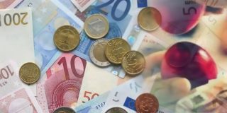 Χαρτονομίσματα και κέρματα ευρώ για καταβολή αποζημίωσης στους εργαζόμενους που θα εργαστούν τις αργίες του Πάσχα