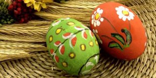 Ζωγραφισμένα με χέρι Πασχαλινά αυγά ένα από τα σύμβολα - συμβολισμούς του Πάσχα