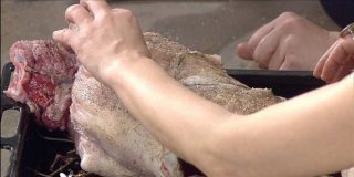 Συνταγή κατσίκι γεμιστό στις κλιματόβεργες από την Αμαλία Μπίρτσα