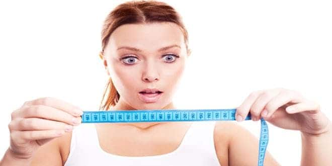 Γυναίκα κοιτάζει με τρόμο την μεζούρα και αναζητά tips και tricks πως να χάσει με ασφάλεια κιλά μετά το Πάσχα