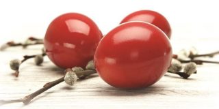 Βαμμένα κόκκινα Πασχαλινά αυγά με φυσικά - οικολογικά χρώματα τη Μεγάλη Πέμπτη (DIY)