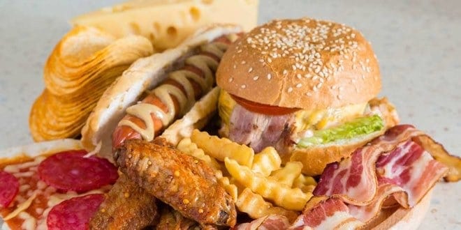 Χάμπουργκερ, τηγανιτές πατάτες, πίτσα, πατατάκια, μπέικον - Εφηβεία και διατροφή. Η κρίσιμη διατροφικά περίοδος της ζωής