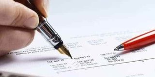 Φορολογούμενος συμπληρώνει την φορολογική δήλωση Ε1 σύμφωνα με τις οδηγίες συμπλήρωσης της στο βιβλιαράκι της εφορίας