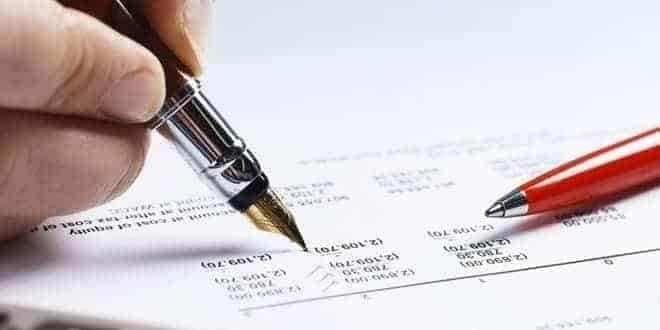 Φορολογούμενος συμπληρώνει την φορολογική δήλωση Ε1 σύμφωνα με τις οδηγίες συμπλήρωσης της στο βιβλιαράκι της εφορίας