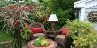 Καθιστικό ανάμεσα σε κατάφυτο και πολύ όμορφο εξωτερικό χώρο - Πώς να φτιάξουμε έναν κήπο στη βεράντα και το μπαλκόνι μας