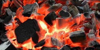 Αναμμένα (πυρακτωμένα) κάρβουνα έτοιμα για τη ψησταριά | 15 συμβουλές μπάρμπεκιου - BBQ tips - Howto DIY