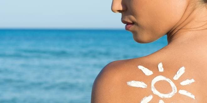 Γυναίκα με αντηλιακό σε σχήμα του ήλιου για μαύρισμα -10 μυστικά για τέλειο μαύρισμα στη παραλία το καλοκαίρι