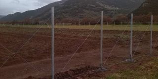 Περιφραγμένος αγρός - αγροτεμάχιο ή οικόπεδο με στύλους και συρματόπλεγμα