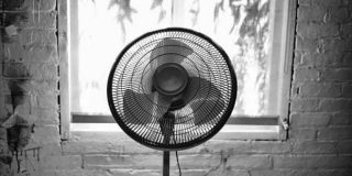 Ηλεκτρικός ανεμιστήρας δαπέδου για ένα δροσερό σπίτι οικονομικά, χωρίς κλιματιστικό το καλοκαίρι