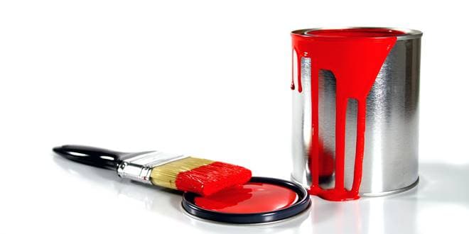 Πινέλο βουτηγμένο σε μεταλλικό κουτί μπογιάς κόκκινου χρώματος - Υπολογιστής χρώματος – Πόσα λίτρα χρώματος θα χρειαστείτε