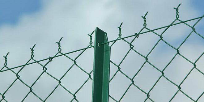 Περίφραξη με πράσινους στύλους και συρματόπλεγμα | Περίφραξη κόστος & υλικά. Υπολογισμός online για χωράφι - οικόπεδο