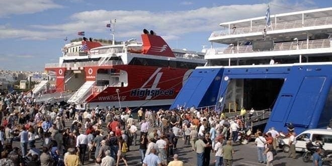 Επιβάτες σε προβλήτα λιμανιού ετοιμάζονται για ταξίδι με πλοίο διατηρώντας τα «Δικαιώματα επιβατών πλοίων»