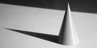 Κατασκευή κώνου παραπέμπει νοητά στο γεωμετρικό στερεό Κώνος και τον εμβαδόν του καμπύλου τμήματος