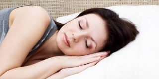 Γυναίκα παίρνει τον βραδυνό καλό ύπνο της μετά από τις διατροφικές συμβουλές που ακολούθησε