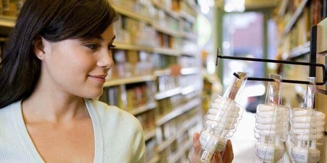 Γυναίκα αγοράζει λαμπτήρες από ηλεκτρολογικό κατάστημα | Ρεύμα υπολογισμός amps - αμπερ, volts - βολτ, watts - βατ, ohms - ωμ