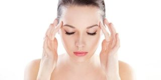 Γυναίκα με πονοκέφαλο - κεφαλαλγία. 4 λάθη: Άργησε σε παυσίπονο ή με γεμάτο στομάχι, λάθος αναλγητικό, κατάχρηση αναλγητικών