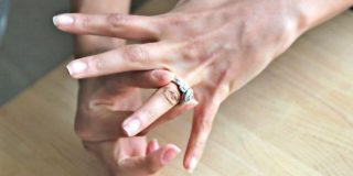 Πως να βγάλετε δαχτυλίδι ή βέρα  που κόλλησε στο δάχτυλο σας με τα χρόνια (video)