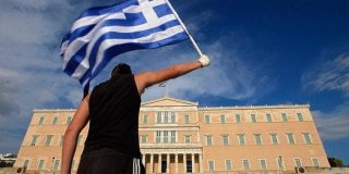 Πολίτης με την Ελληνική Σημαία μπροστά από το Κοινοβούλιο | Εκλογές οnline υπολογισμός εδρών κομμάτων | Widget Calculator