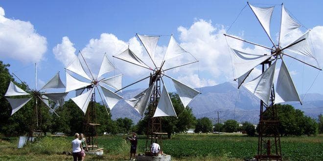 Ανεμόμυλοι στο Οροπέδιο Λασιθίου. Πανιά - τρίγωνο με μελετημένο το μήκος των 3 πλευρών τους (τύπος Ήρωνα για τον εμβαδόν)