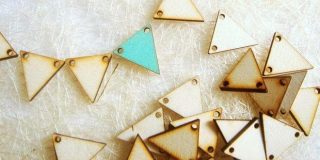 Γυναικείο κολιέ αποτελούμενο από μικρά γεωμετρικά σχήματα - τρίγωνα με μικρό εμβαδόν έκαστο (βάση & ύψος μικρό)