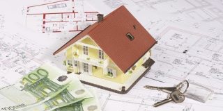 Ευρώ με φόντο τοπογραφικά σχέδια κατασκευής σπιτιού - Εκτύπωση εκκαθαριστικού ΕΝΦΙΑ στο taxisnet