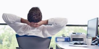 Εργαζόμενος μετά το πέρας του ωραρίου στοχάζεται τις επίσημες αργίες του 2026 | Υπολογισμός αργιών ανά έτος, τριήμερα