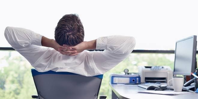 Εργαζόμενος μετά το πέρας του ωραρίου στοχάζεται τις επίσημες αργίες του 2026 | Υπολογισμός αργιών ανά έτος, τριήμερα