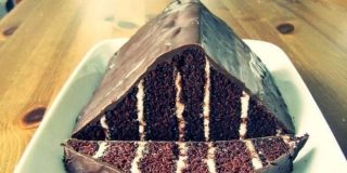 Food In Geometry... σοκολατένιο γλύκισμα σε πιατέλα σχηματίζει ένα νοητό ισοσκελές τριγωνικό πρίσμα (όχι για πολύ ... )