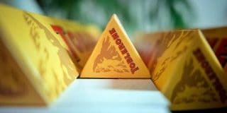 Toblerone Bar Shrinks. Σοκολάτα που σχηματίζει ένα νοητό ισοσκελές τριγωνικό πρίσμα σοκολατένιου όγκου - Volume Triangular