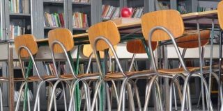 Άδεια σχολική αίθουσα περιμένει μαθητές και εκπαιδευτικούς να επιστρέψουν ξανά στο σχολείο από τις γιορτές ή τις αργίες