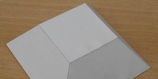 Χάρτινη κατασκευή με μικρό εμβαδόν σε σχήμα του γεωμετρικού στερεού Κόλουρη Πυραμίδα