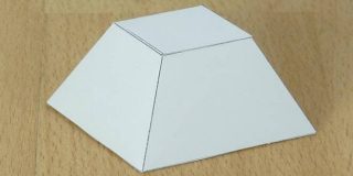 Χάρτινη κατασκευή με μικρό όγκο σε σχήμα του γεωμετρικού στερεού Κόλουρη Πυραμίδα