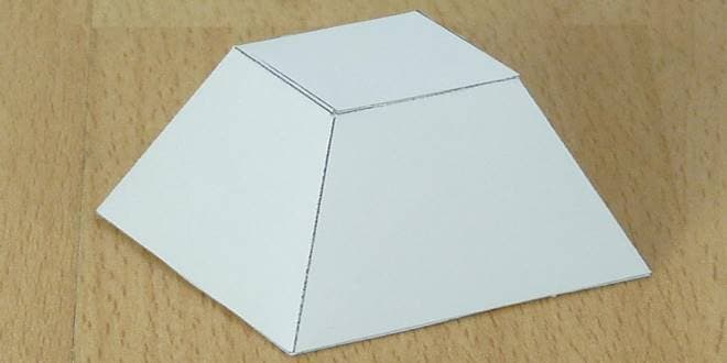 Χάρτινη κατασκευή με μικρό όγκο σε σχήμα του γεωμετρικού στερεού Κόλουρη Πυραμίδα