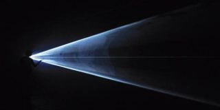 Φως - λάμψη στο σκοτάδι σχηματίζει - παραπέμπει νοητά στο γεωμετρικό στερεό Κώνος και τον όγκο του