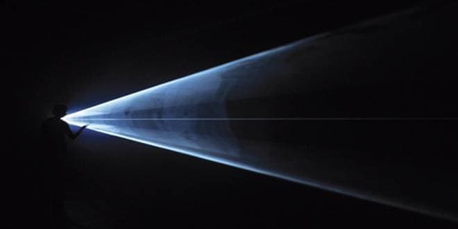 Φως - λάμψη στο σκοτάδι σχηματίζει - παραπέμπει νοητά στο γεωμετρικό στερεό Κώνος και τον όγκο του