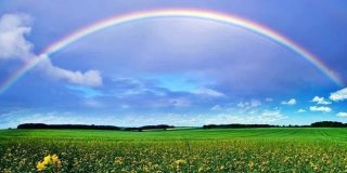 Ουράνιο τόξο σε καταπράσινο λιβάδι σχηματίζει νοητά το γεωμετρικό σχήμα «κυκλικό τμήμα» (περίμετρος, εμβαδόν, τόξο, χορδή)