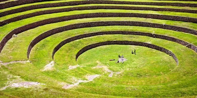Υπαίθρια κατασκευή - στάδιο σχηματίζει νοητά το γεωμετρικό σχήμα «Κυκλικός δακτύλιος» (εμβαδόν, περίμετρος, τόξο, γωνία)