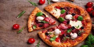 Ψημένη πίτσα σε ξύλο με κομμάτι της που σχηματίζει νοητά το γεωμετρικό σχήμα «Κυκλικός τομέας» (εμβαδόν, ακτίνα, περίμετρος)